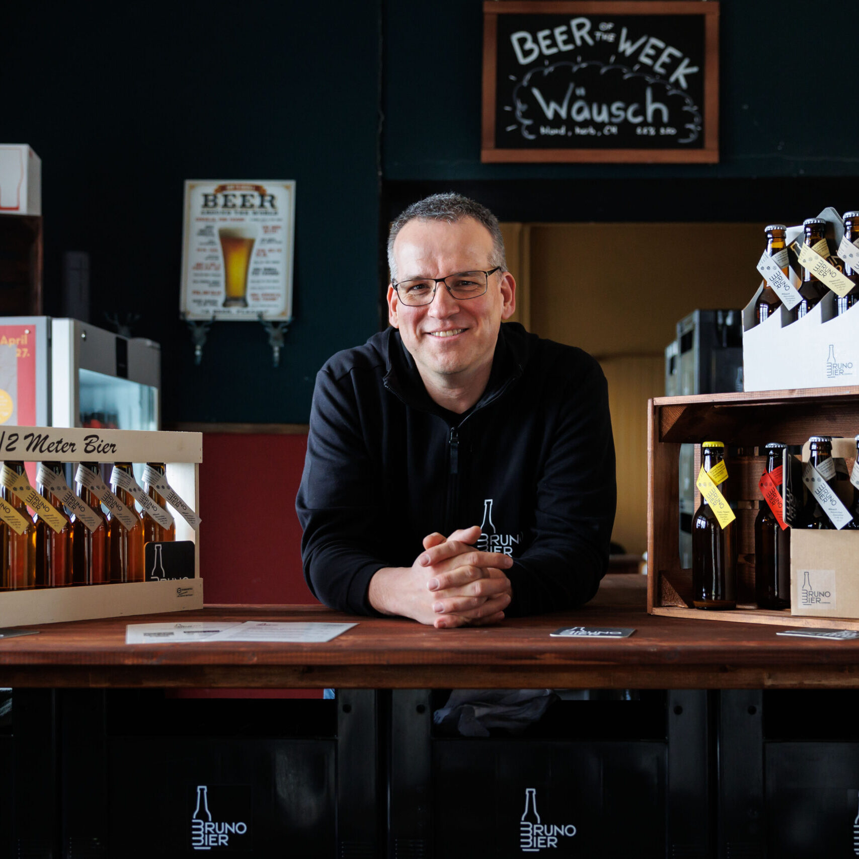 Bruno Nyffeler und sein BrunoBier im Bahnhof Oberdorf